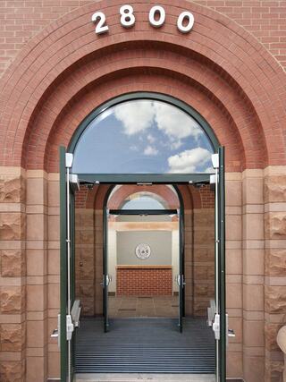 A grand entrance features large, double doors flanked by an arched brick design, with the number 2800 displayed above.